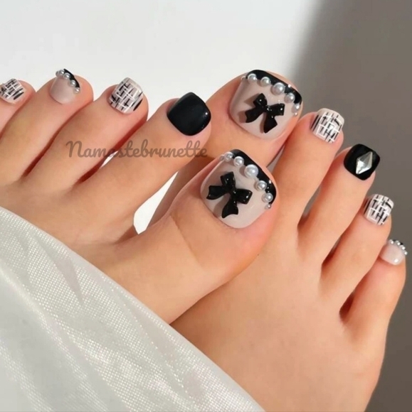 2/$16 3D Bows, Rhinestones, & Pearls Press on Toenails - Picture 9 of 17